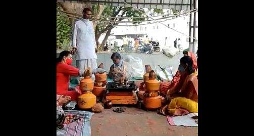 ഗുജറാത്തിലെ സര്‍ക്കാര്‍ ആശുപത്രിയില്‍ കൊറോണ മുക്തി യാഗം; വിഡിയോ