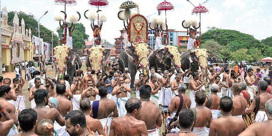 15 ആനപ്പുറത്ത് പൂരം ആഘോഷമായി നടത്തും, പിന്മാറാതെ പാറമേക്കാവ്; പൂരം നഗരിയില്‍ 18 പേര്‍ക്ക് കോവിഡ്