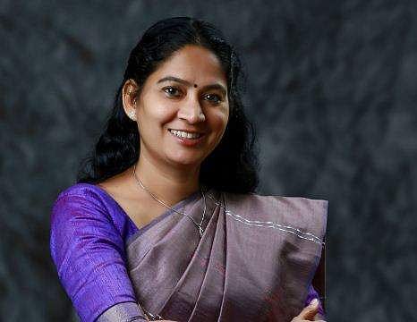 'നിന്നെയൊന്നും പേടിച്ച് പിന്‍വലിക്കുന്ന പതിവില്ല; ശിരോമണി കുസുമങ്ങളൊക്കെ  സ്റ്റാന്‍ഡ് വിട്ടുപോകുക'; കുറിപ്പുമായി പ്രതിഭ