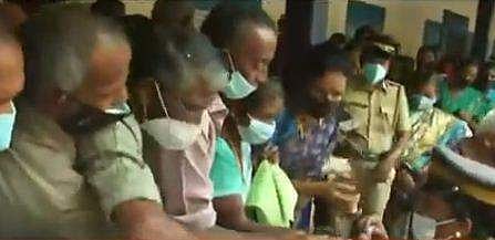 വാക്‌സിന്‍ ടോക്കണിനായി ഉന്തും തള്ളും; കോവിഡ് പ്രോട്ടോകോള്‍ ലംഘിച്ച് ആള്‍ക്കൂട്ടം