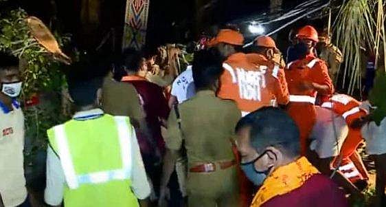 തൃശൂര്‍ പൂരത്തിന് ഇടയില്‍ ആല്‍മരം വീണ് അപകടം; രണ്ട് പേര്‍ മരിച്ചു; നിരവധി പേര്‍ക്ക് പരിക്ക് 