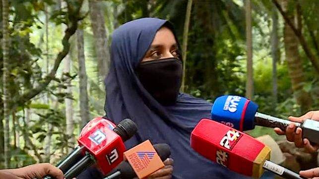ആശുപത്രി കിടക്കയില്‍ ചങ്ങല കൊണ്ട് കെട്ടിയിട്ടിരിക്കുന്നു; ഭക്ഷണമില്ലാതെ നാല് ദിവസം; ശുചിമുറിയില്‍ പോകാന്‍ അനുവദിക്കുന്നില്ല; സിദ്ദിഖ് കാപ്പന്റെ മോചനത്തിനായി മുഖ്യമന്ത്രി ഇടപെടണമെന്ന് ഭാര്യ