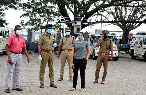 അനാവശ്യമായി കറങ്ങണ്ട, മുകളിൽ ഡ്രോൺ ഉണ്ട്; കടകൾ രാവിലെ ഏഴ് മുതൽ വൈകീട്ട് അഞ്ച് വരെ മാത്രം; എറണാകുളത്ത് ഇന്ന് മുതൽ കടുത്ത നിയന്ത്രണങ്ങൾ