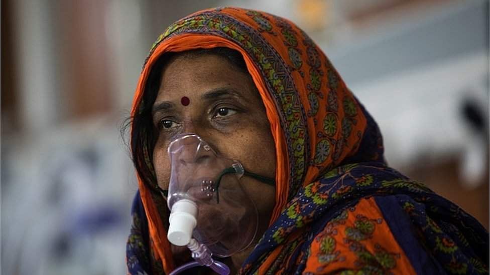 ശ്വാസം കിട്ടാന്‍ ആലിന്റെ ചുവട്ടില്‍ പോയിരിക്കൂ; ഓക്‌സിജന്‍ ലെവല്‍ താഴ്ന്ന രോഗികള്‍ക്കു യുപി പൊലീസിന്റെ നിര്‍ദേശം,  പരാതി