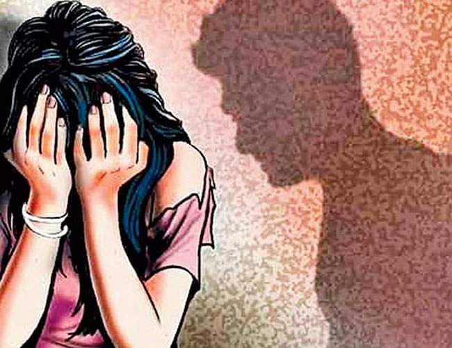 ജോലി വാ​ഗ്ദാനം ചെയ്ത് വിളിച്ചുവരുത്തി, മൂന്നു ദിവസം വീടിനുള്ളിൽ പൂട്ടിയിട്ട് പീഡനം, രക്ഷപ്പെടാൻ ശ്രമിച്ചപ്പോൾ തലയ്ക്ക് ചുറ്റികകൊണ്ട് അടിച്ചു, വീട്ടമ്മ ​ഗുരുതരാവസ്ഥയിൽ 
