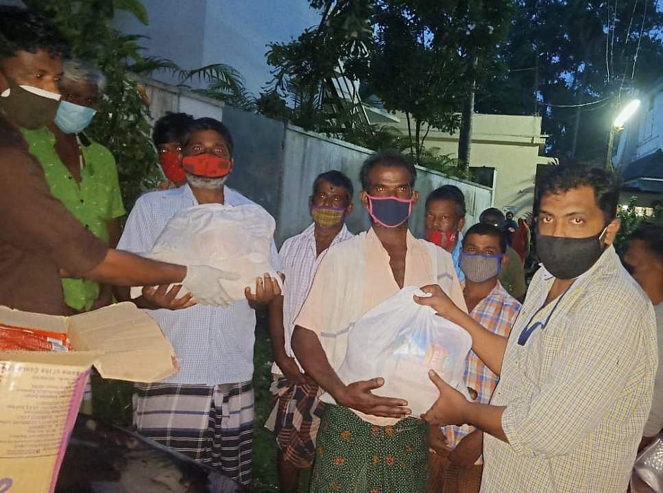 വിശപ്പ് സഹിക്കാൻ കഴിയാതെ അവർ വിളിച്ചു; അതിഥി തൊഴിലാളികൾക്ക് ഭക്ഷ്യധാന്യ കിറ്റ് എത്തിച്ച് കലക്ടറുടെ ഇടപെടൽ; കൈയടി