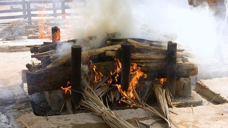 കോവിഡ് രോഗി മരിച്ചെന്ന് വിധിയെഴുതി; 72 കാരിയെ ചിതയില്‍ കിടത്തിയപ്പോള്‍ കണ്ണുതുറന്നു കരഞ്ഞു 