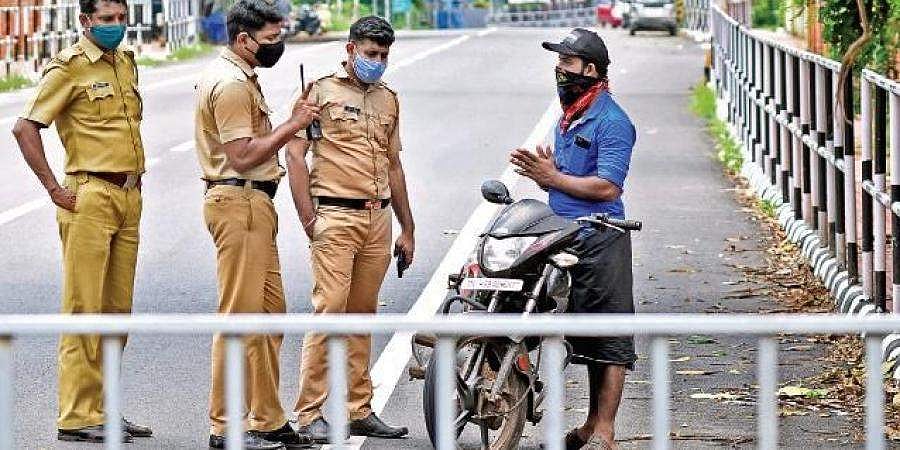 റോഡുകൾ അടച്ചുപൂട്ടില്ല, ട്രിപ്പിൾ ലോക്ഡൗൺ നീക്കിയ ജില്ലകളിൽ നാളെ മുതൽ ഇളവ്