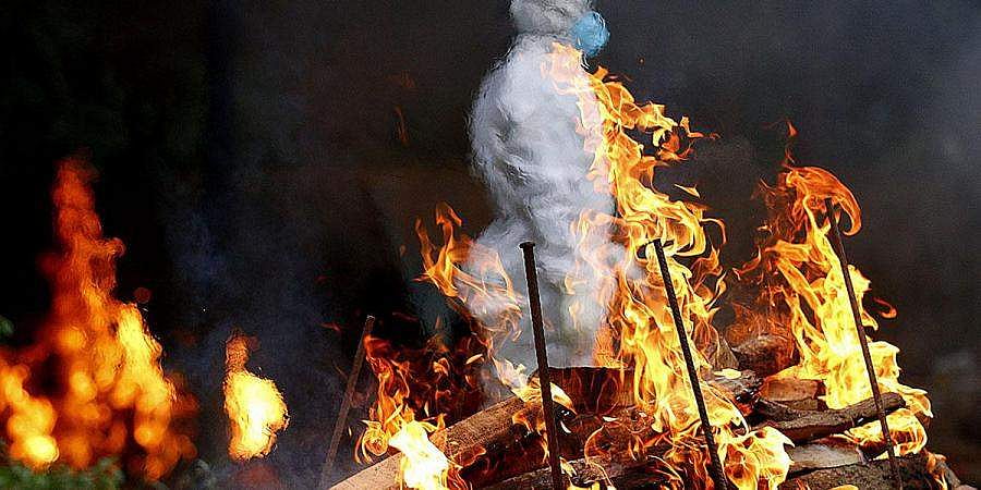 വന്നില്ല, ഒരാളു പോലും; ഏകയായി ഭര്ത്താവിന്റെ ചിതയ്ക്കു തീകൊളുത്തി യുവതി
