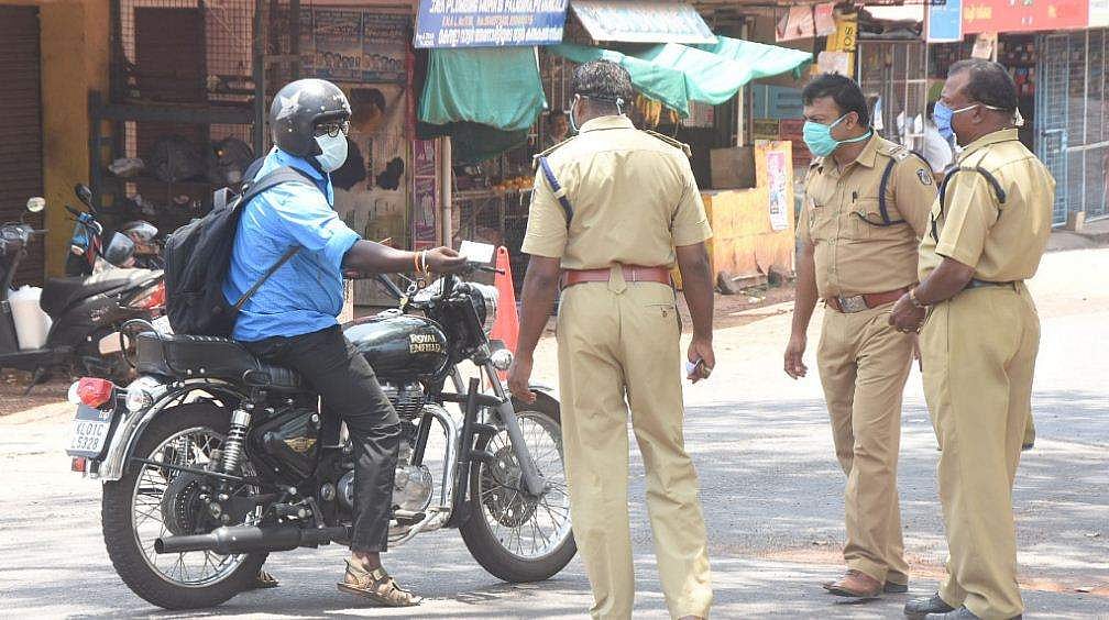 ട്രിപ്പിൾ ലോക്ഡൗൺ തുടങ്ങി; ജില്ലാ അതിർത്തികൾ അടച്ചു, നിയന്ത്രണങ്ങൾ ലംഘിച്ചാൽ കർശന നടപടി 