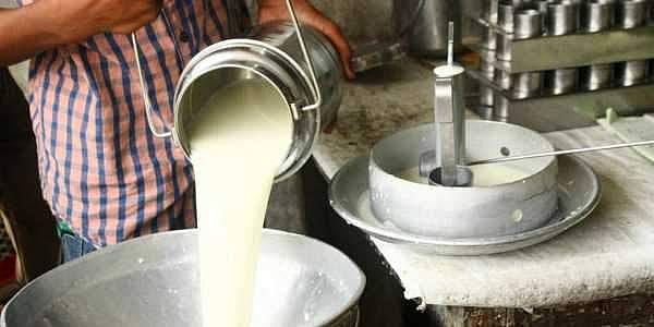 മത്സ്യ തൊഴിലാളി കുടുംബങ്ങള്‍ക്കും ദുരിതാശ്വാസ ക്യാമ്പുകളിലേക്കും പാല്‍ നല്‍കണം; ക്ഷീര കര്‍ഷകരോട് മുഖ്യമന്ത്രി