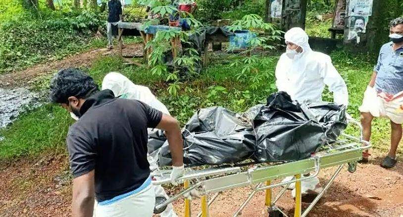 തൂങ്ങിനിന്നത് നാലുദിവസം; പിപിഇ കിറ്റണിഞ്ഞ് മൃതദേഹം താഴെയിറക്കി സിഐ