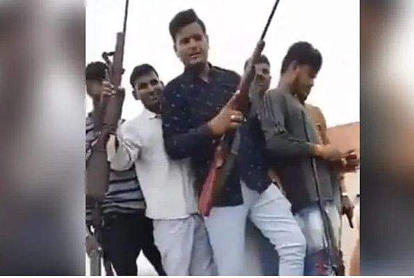 ലോക്ക്ഡൗണിന് പുല്ലുവില; തോക്കേന്തി യുവാക്കളുടെ ജന്മദിനാഘോഷം; ഏറ്റുവിളിച്ച് 400ലധികം പേര്‍ (വീഡിയോ)