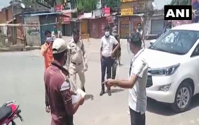 ലോക്ഡൗണിന് പുറത്തിറങ്ങി, യുവാവിന്റെ കരണത്തടിച്ച് കളക്ടർ; ഒടുവിൽ ക്ഷമാപണം 