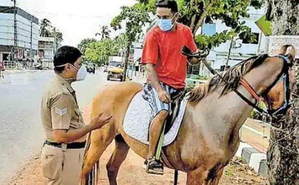 കുതിരയുടെ 'മാനസിക ഉല്ലാസത്തിന്' സവാരിക്കിറങ്ങി; ട്രിപ്പിള്‍ ലോക്ക്ഡൗണില്‍ പുറത്തിറങ്ങിയ യുവാവിനെ പൊലീസ് പൊക്കി