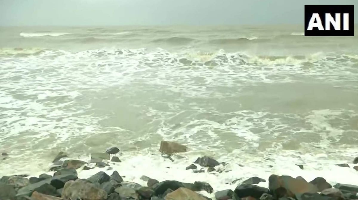 യാസ് ചുഴലിക്കാറ്റ് തീരത്തോട് അടുക്കുന്നു; 11 ലക്ഷത്തിലധികം പേരെ മാറ്റിപ്പാർപ്പിച്ചു (വീഡിയോ)