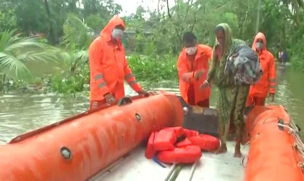 യാസ് ചുഴലിക്കാറ്റിൽ വ്യാപക നാശനഷ്ടം, 15 ലക്ഷത്തോളം പേരെ ഒഴിപ്പിച്ചു, മൂന്ന് ലക്ഷം വീടുകൾ തകർന്നു