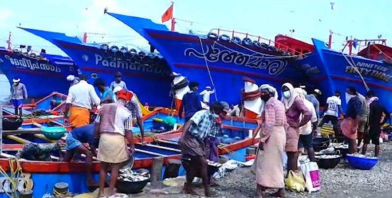 ബോട്ടുകൾ കടലിലേക്ക്, ട്രോളിങ് നിരോധനം ഇന്ന് അർധരാത്രി അവസാനിക്കും