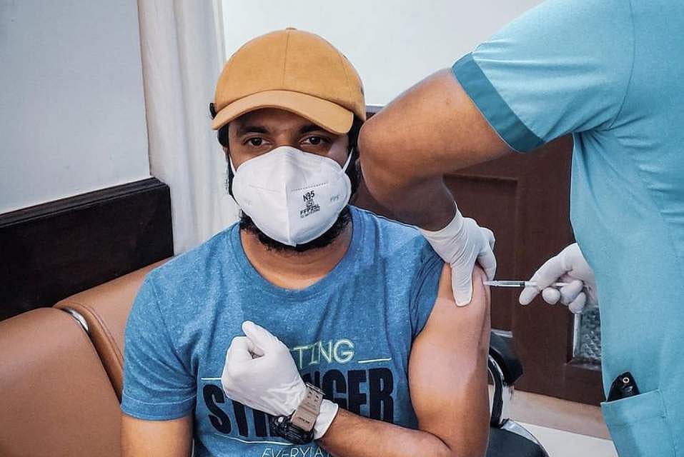വ്യാജ വാർത്ത അവ​ഗണിക്കുക, കോവിഡ് വാക്സിൻ സ്വീകരിച്ച് നീരജ് മാധവ്