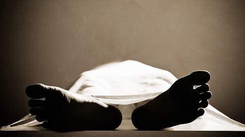 യുവാവ് ഇടിമിന്നലേറ്റ് മരിച്ചു; പുനര്‍ജനിക്കാനായി ചാണകക്കുഴിയില്‍ സംസ്‌കരിച്ചു