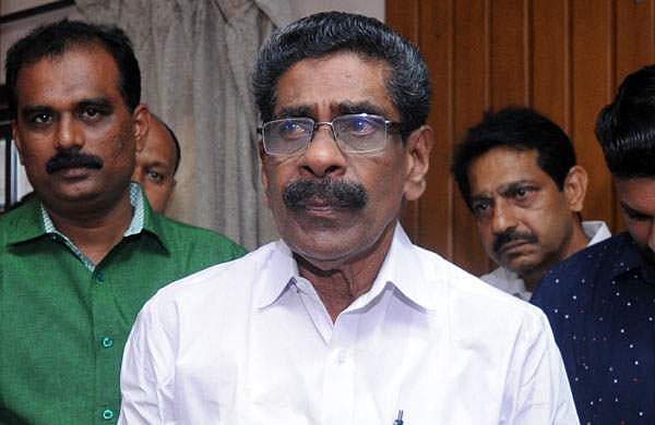 എന്തിനാണ് ഇങ്ങനെയൊരു ഉറക്കംതൂങ്ങി പ്രസിഡന്റ്?; മുല്ലപ്പള്ളിക്കെതിരെ ഹൈബി ഈഡന്‍