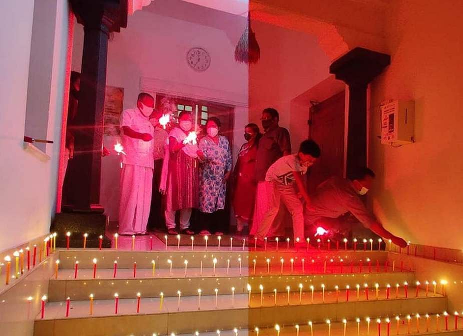 'വിജയ വെളിച്ചം'-  ദീപം തെളിയിച്ചും പൂത്തിരി കത്തിച്ചും എൽഡിഎഫ് പ്രവർത്തകർ