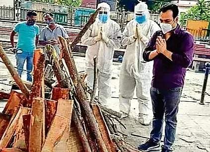 78കാരിയുടെ മരണാനന്തര ചടങ്ങുകൾ നടത്താൻ ആളില്ല, മകന്റെ സ്ഥാനത്ത് നിന്ന് ഡോക്ടർ 