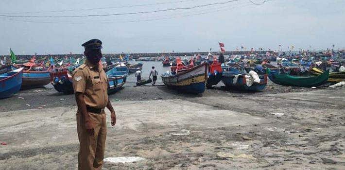 ബേപ്പൂര്‍,വെള്ളയില്‍ ഹാര്‍ബറുകള്‍ അടയ്ക്കും