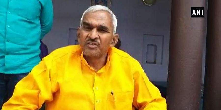 വെറും വയറ്റില്‍ കഴിക്കുക; അരമണിക്കൂര്‍ നേരത്തേക്ക് ഭക്ഷണം ഒഴിവാക്കുക; കോവിഡ് 'പമ്പകടക്കും'; ഗോ മൂത്രം കുടിച്ച് ബിജെപി എംഎല്‍എ; വീഡിയോ