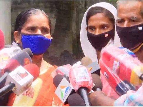 മകള്‍ എവിടെപ്പോയെന്ന ചിന്തയില്‍ പത്തുവര്‍ഷം ഉരുകി ജീവിച്ചു; സജിതയെ കണ്‍നിറയെ കാണാന്‍ മാതാപിതാക്കള്‍ എത്തി