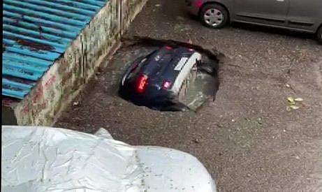 കനത്തമഴ; ഞൊടിയിടയില്‍ രൂപപ്പെട്ട ഗര്‍ത്തത്തില്‍ പാര്‍ക്ക് ചെയ്ത കാര്‍ താഴ്ന്നുപോയി- വീഡിയോ 