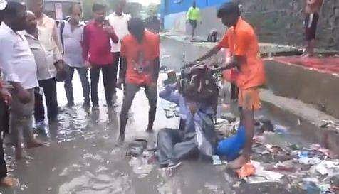 അഴുക്കുചാല്‍ വൃത്തിയാക്കിയില്ല; കരാറുകാരന്റെ തലയില്‍ മാലിന്യം കോരിയൊഴിച്ച് എംഎല്‍എയും പാര്‍ട്ടിപ്രവര്‍ത്തകരും (വീഡിയോ)