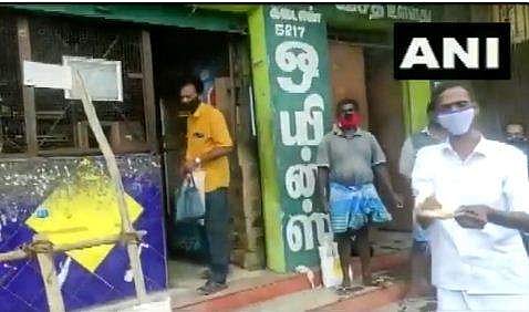 മാസങ്ങള്‍ക്ക് ശേഷം മദ്യം കിട്ടി;  കുപ്പികള്‍ ആരാധിച്ച് ആഘോഷം; വീഡിയോ വൈറല്‍