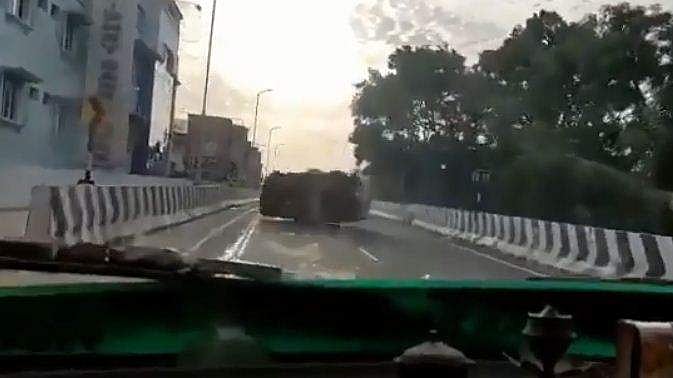 പാലത്തില്‍ ചീറിപ്പാഞ്ഞ് കാര്‍, ഓവര്‍ടേക്കിങ്ങിനിടെ എതിര്‍ദിശയില്‍ വാഹനം, തലകീഴായി മറിഞ്ഞു - വീഡിയോ 