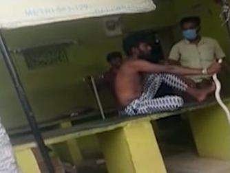 കടിച്ച മൂര്‍ഖന്റെ തലയ്ക്ക് കുത്തിപ്പിടിച്ചു, ബന്ധുവിന്റെ ബൈക്കില്‍ യുവാവ് ആശുപത്രിയിലേക്ക്, അമ്പരന്ന് ജീവനക്കാര്‍- വീഡിയോ 