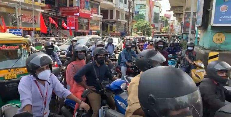 സമരത്തിനായി വാഹനങ്ങള്‍ നിര്‍ത്തിയിട്ടു, പിന്നാലെ എത്തിയവര്‍ നിര്‍ത്താതെ ഹോണ്‍ മുഴക്കി; ബഹളം, തര്‍ക്കം- വിഡിയോ