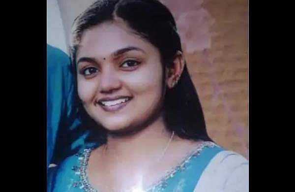 വിസ്മയയുടെ മരണം കേട്ടു ഭയന്നു മകളെ വിളിച്ചു, അങ്ങനെയൊന്നും ചെയ്യില്ലെന്ന് ഉറപ്പു നൽകി; 19കാരി നേരിട്ടത് ക്രൂരപീഡനം