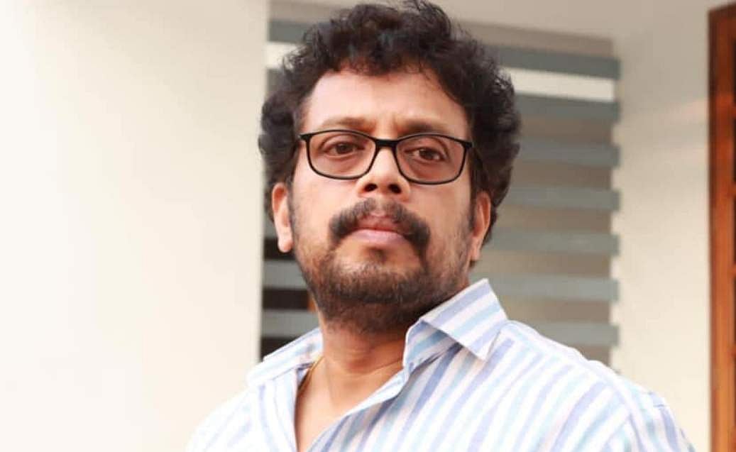 'ഫോൺ നമ്പർ എഴുതിയില്ലെന്നു പറഞ്ഞ് 500 വാങ്ങി, സർക്കാർ ഉദ്യോഗസ്ഥർ അഹന്തയോടെയും മനുഷ്യത്വമില്ലാതെയും പെരുമാറുന്നു'