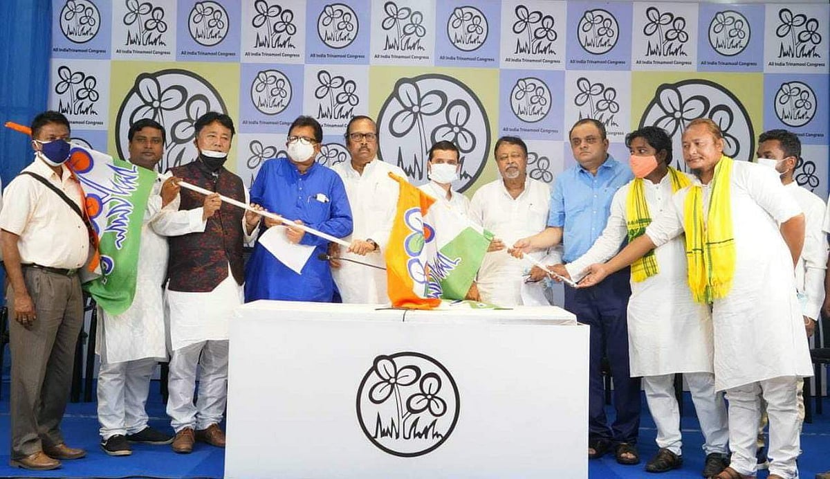 'ബിജെപി വൈറസി'നെ ഇല്ലാതാക്കാന്‍ സാനിറ്റൈസര്‍; ശുദ്ധികരിച്ച ശേഷംബിജെപി പ്രവര്‍ത്തകര്‍ക്ക് അംഗത്വം നല്‍കി തൃണമൂല്‍ കോണ്‍ഗ്രസ്