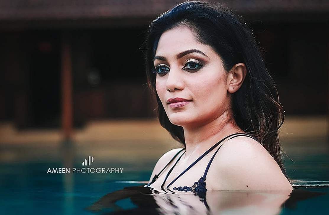 പൂളിൽ നിന്ന് ആര്യയുടെ ചിത്രം, എ‍രുമ വെള്ളത്തിൽ കിടക്കുന്നതുപോലെയെന്ന് കമന്റ്, മറുപടി