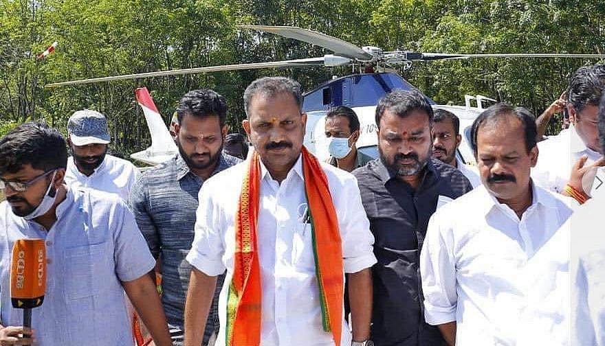 സുരേന്ദ്രന്‍ വന്നിറങ്ങിയ ഹെലികോപ്റ്ററില്‍ നിന്ന് കാറിലേക്ക് രണ്ട് പെട്ടികള്‍ മാറ്റി?; ആരോപണം