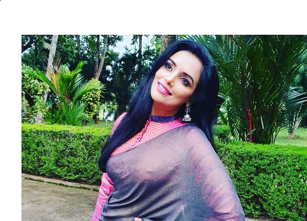 'ടിവിയിൽ വന്നിരുന്ന് അനാവശ്യമായി ഇംഗ്ലീഷ് കാച്ചുന്ന നിങ്ങൾ തന്നെ തള്ളണം'; മറുപടിയുമായി ശ്വേതാ മേനോൻ