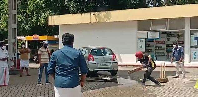 നൂറുകടന്ന ഇന്ധനവിലയ്ക്ക് എതിരെ സെഞ്ചുറി അടിച്ച് പ്രതിഷേധം; പെട്രോള്‍ പമ്പില്‍ ക്രിക്കറ്റ് കളിച്ച് എഐവൈഎഫ് പ്രവര്‍ത്തകര്‍ (വീഡിയോ)