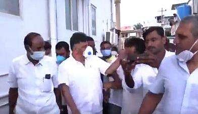 തോളിൽ കൈയിടാൻ ശ്രമിച്ചു; പ്രവർത്തകന്റെ കരണത്തടിച്ച് ഡികെ ശിവകുമാർ (വീഡിയോ)