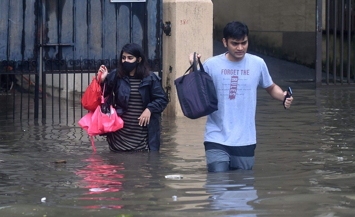 നിലയ്ക്കാത്ത മഴ; മുംബൈയില് പ്രളയസമാന സാഹചര്യം; റോഡുകളും റെയില്വെ ട്രാക്കുകളും വെള്ളത്തിനടിയില് (വീഡിയോ)