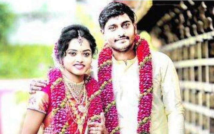 'താലി മാത്രം മതി'; വധുവിന്റെ വീട്ടുകാർക്ക് 50 പവൻ സ്വർണം തിരിച്ചു നൽകി വരൻ; മാതൃക
