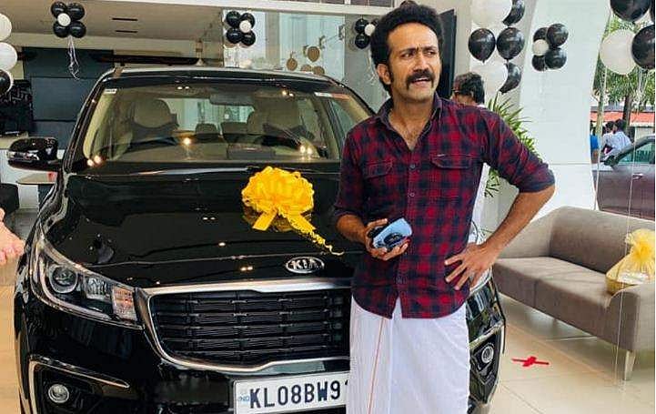 കിയയുടെ കാർണിവൽ സ്വന്തമാക്കി ഷൈൻ ടോം ചാക്കോ; ചിത്രങ്ങൾ