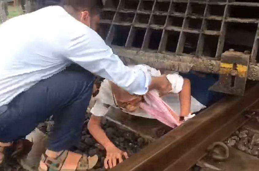 ട്രാക്ക് മുറിച്ച് കടക്കുന്നതിനിടെ ചീറിപ്പാഞ്ഞ് ട്രെയിൻ; എമര്‍ജന്‍സി ബ്രേക്കിട്ടു; വയോധികൻ രക്ഷപ്പെട്ടത് തലനാരിഴയ്ക്ക് വീഡിയോ