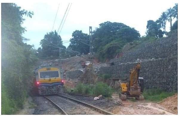 കൊങ്കണ്‍ പാതയിലെ ഇടിഞ്ഞുവീണ മണ്ണ് മാറ്റി; ട്രെയിന്‍ ഗതാഗതം പുനസ്ഥാപിച്ചു
