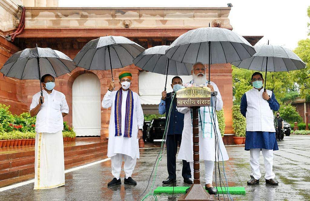 'മഴയത്ത് സ്വയം കുടപിടിച്ച് മോദിജി; പിണറായിക്ക് പോലും ഈ ലാളിത്യം പുലര്‍ത്താനാവില്ല'